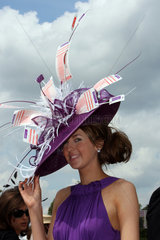 Ascot  Grossbritannien  Frau mit extravagantem Hut beim Pferderennen