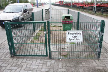 Niebuell  Deutschland  Hundetoilette an der Autoverladung des Syltshuttle