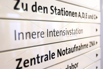 Flensburg  Deutschland  Diakonissenkrankenhaus Flensburg  Hinweisschilder zu den Stationen