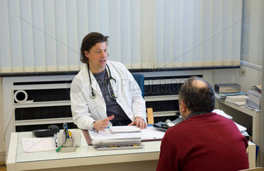 Duisburg  Deutschland  ein Patient beim Arzt in der Praxis