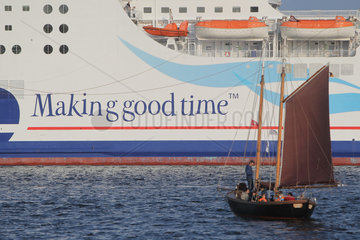 Kiel  Deutschland  die Stena Germanica und das Rettungsboot Clara auf der Kieler Woche