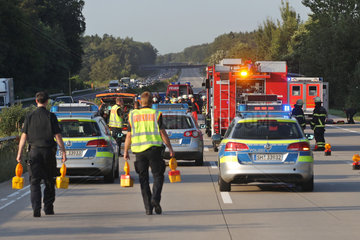Grosshansdorf  Deutschland  Autobahnpolizei sichert eine Unfallstelle auf der A1 ab