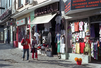 Textillaeden in der Leipziger Strasse (Strada Lipscani) in Bukarest