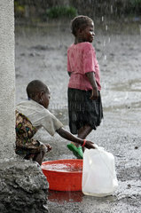 Goma  Demokratische Republik Kongo  Kinder fangen Regenwasser auf