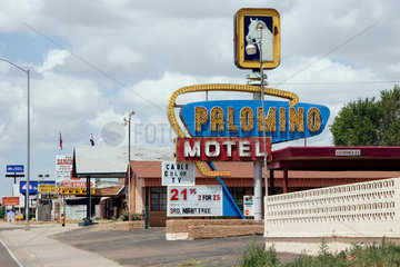 McLean  USA  leere Strasse mit Werbeschildern fuer das Palomino Motel