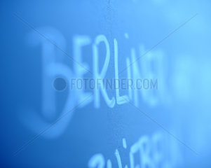Berlin  Deutschland  Tafel mit Schriftzug Berliner Zwiebeln in einem Restaurant