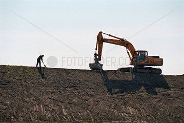Bauarbeiter mit einem Bagger  Brandenburg