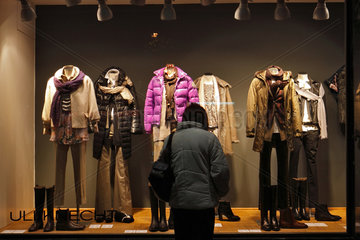 Berlin  Deutschland  Frau schaut sich Schaufenster einer Modeboutique an