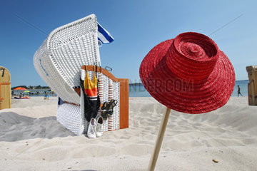 Eckernfoerde  Deutschland  Strandkorb mit rotem Hut am Strand