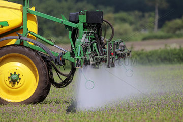 Leck  Deutschland  Herbizideinsatz auf einem Maisfeld
