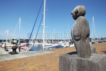 Flensburg  Deutschland  Skulptur aus Holz am Marina Sonwik  Yachthafen im Flensburger Stadtteil Sonwik