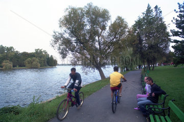 Menschen im Herastrau-Park (Parcul Herastrau) in Bukarest