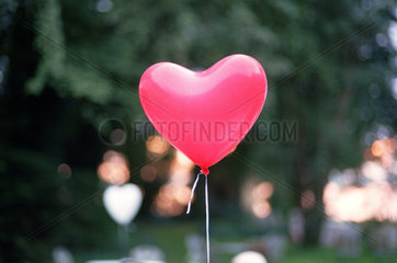Luftballon in Herzform bei einer Hochzeitsfeier