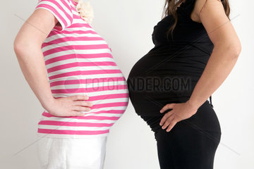 Berlin  Deutschland  zwei hochschwangere Frauen