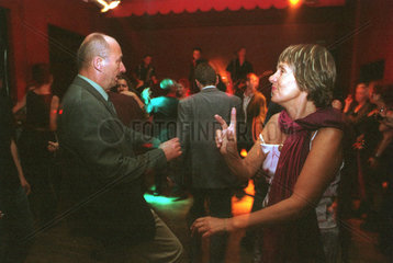 Aelterer Mann und Frau beim Tanzen