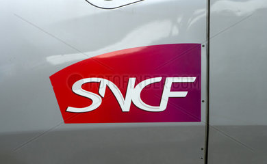 Paris  Logo der SNCF  der franzoesischen staatlichen Bahngesellschaft  auf einem TGV