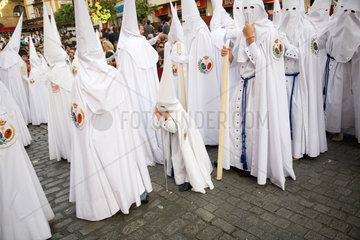 Sevilla  Spanien  Glaeubige bei der Prozession am Palmsonntag