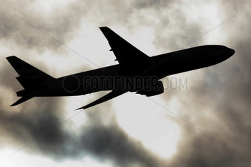 London  Grossbritannien  Silhouette  Passagierflugzeug kurz nach dem Start