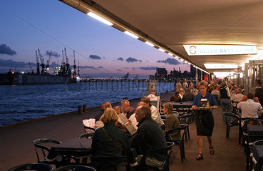 Hamburg  Restaurant auf den Landungsbruecken im Hafen