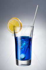 Berlin  blauer Cocktail mit Zitrone und Cocktailloeffel