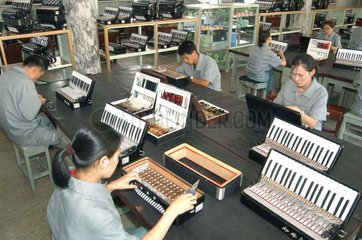 Nordkorea  Arbeiterinnen in einer Fabrik fuer Musikinstrumente in Pjoengjang