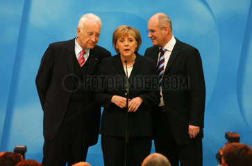 Berlin  Bundestagswahl 2005  Angela Merkel (CDU)  Edmund Stoiber (CSU) und Volker Kauder (CDU)
