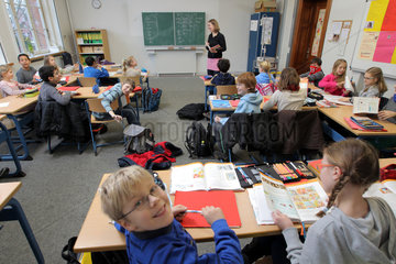Flensburg  Deutschland  Deutschunterricht in der fuenften Klasse am Gymansium Goetheschule