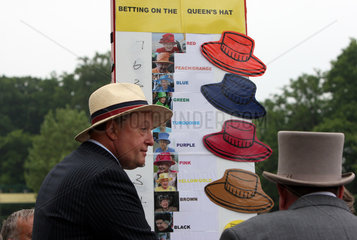 Ascot  Grossbritannien  Mann bietet Wetten auf die Farbe des Hutes der Queen an