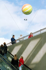 Aussichtsballon von SAT 1 und Leute am Potsdamer Platz