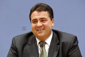 Berlin  Bundesumweltminister Sigmar Gabriel (SPD) auf der Bundespressekonferenz