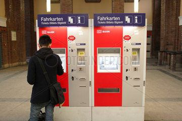 Flensburg  Deutschland  Bahnreisender im Flensburger Bahnhof am Fahrkartenautomat