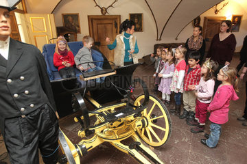Gluecksburg  Deutschland  Kinder zu Besuch auf dem Gluecksburger Schloss