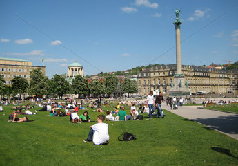 Stuttgart  Deutschland  Menschen auf dem Schlossplatz