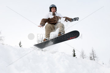 Krippenbrunn  Oesterreich  Mann beim Snowboardfahren