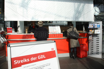 Berlin  Deutschland  Infoschild zum Streik der GDL