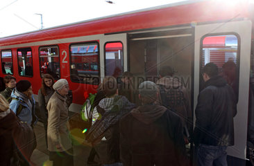 Rostock  Deutschland  Reisende steigen am Hauptbahnhof in einen Regionalzug