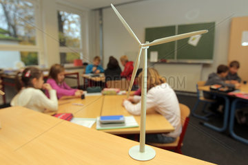 Flensburg  Deutschland  das Modell einer Windkraftanlage in einer 6ten Klasse der Uneso-Schule in Flensburg