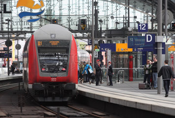 Berlin  Deutschland  einfahrender Zug in den Berliner Hauptbahnhof