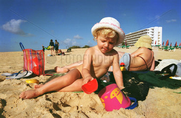 Mutter und Kind am Strand  Fuerteventura
