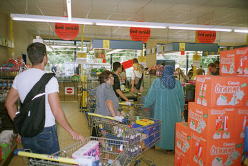 Menschen an der Kasse in einem Lidl-Supermarkt