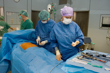 Grevenbroich  Deutschland  Chirurg naeht nach einer laparoskopischen OP eine Wunde