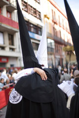 Sevilla  Spanien  Glaeubige bei der Prozession am Palmsonntag