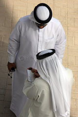 Dubai  Vereinigte Arabische Emirate  arabische Maenner in Landestracht