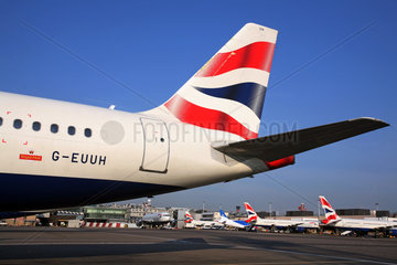 London  Maschinen der Fluggesellschaft British Airways auf dem Flughafen Heathrow