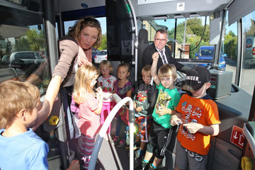 Flensburg  Deutschland  Kinder steigen in einen Bus