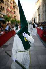 Sevilla  Spanien  Glaeubige bei einer Prozession in Sevilla am Ostermontag