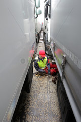 Kiel  Deutschland  Lascher sammeln Ketten von einer RoPax-Faehre am Kieler Ostuferhafen ein