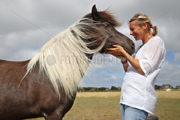 Nebel  Deutschland  Fremdenfuehrerin Kinka Tadsen mit einem ihrer Ponys