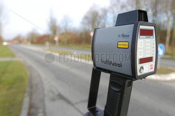 Harrislee  Deutschland  Geschwindigkeitskontrolle mittels Lasermessgeraet