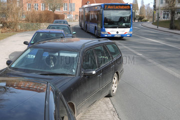 Flensburg  Deutschland  ein schlecht geparktes Auto steht halb auf der Busspur